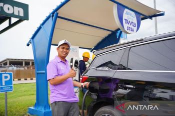 Pelanggan isi data kendaraan listrik di SPKLU Tol Solo-Ngawi