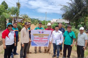 BUMD di Kolaka serahkan bantuan betonisasi 250 meter
