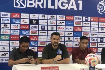Carlos menilai kartu merah untuk Maciej Gajos tidak adil