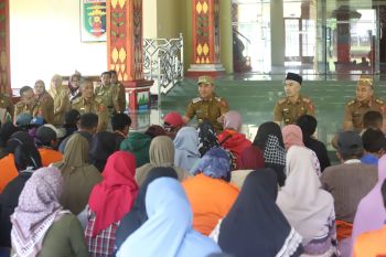 Bupati Parosil hadiahkan umrah kepada petugas kebersihan Lampung Barat