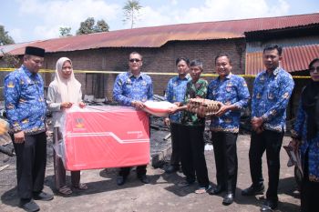Wawako Payakumbuh serahkan bantuan untuk warga korban kebakaran
