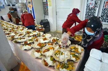 Takjil gratis di Masjid Al Hakim Padang