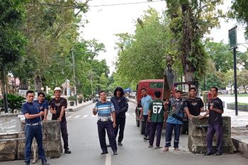 Polres HST-Dishub pasang portal di Lapangan Dwi Warna cegah balapan liar