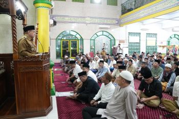 Wali Kota Makassar menyerahkan bantuan hibah untuk masjid