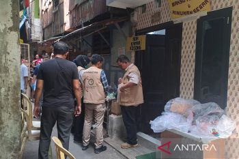 Polisi kumpulkan alat bukti di TKP pembunuhan ibu-anak di Jakbar