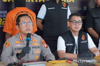 Polisi tangkap dua pria yang menyimpan puluhan sajam di Tanjung Priok