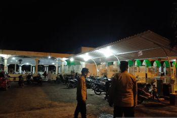 Polisi jaga kendaraan warga saat shalat tarawih di Ogan Ilir