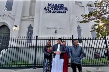 Masjid At-Thohir bagikan bingkisan di Los Angeles pererat silaturahim