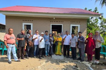 Dua Warga Koto Lalang terima bantuan rumah dari PT Semen Padang