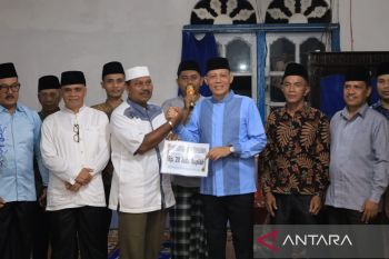 Bupati Sabar AS serahkan bantuan pembangunan masjid hingga bedah rumah di Ladang Panjang