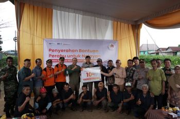 Berdayakan nelayan di Palembang, Bukit Asam (PTBA) serahkan bantuan perahu