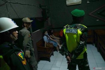 Petugas razia kafe karaoke yang nekat beroperasi selama Ramadhan