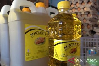 Bulog Sulselbar jual MinyaKita di Kantor Pos