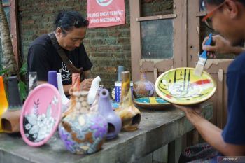 Gerabah lukis di Jombang