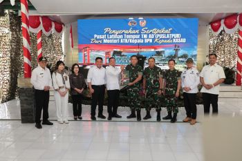 Komitmen selesaikan persoalan aset TNI, Menteri Nusron serahkan sertifikat tanah untuk Puslatpur TNI AD terluas se-Asia