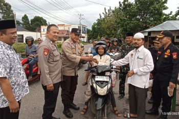 LDII Agam bagikan ratusan takjil bagi pengendara