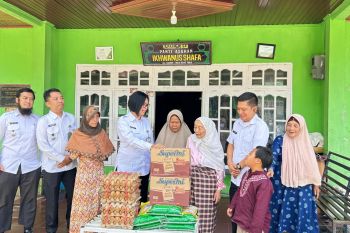 Kakanwil Ditjenpas Sumbar bagikan bansos untuk panti asuhan di Bukittinggi