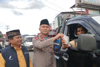 Polres Solok Selatan bagi takjil pada pengendara