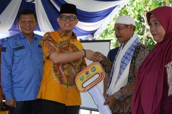 Pemkab OKU serahkan bantuan rumah tahan  gempa untuk korban banjir