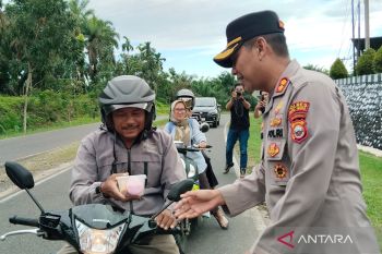 Polres Mukomuko bagikan takjil gratis kepada pengendara