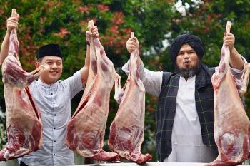 Bobon Santoso resmi mualaf! Dibimbing Derry Sulaiman saat memasak untuk seribu orang