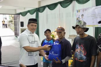 Kejari HST bagikan 150 paket Ramadhan ke pengayuh becak