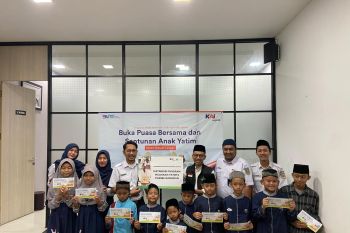 KAI Logistik Jawa Tengah dan Dompet Dhuafa Jateng berbagi parsel Ramadhan dan santunan anak yatim