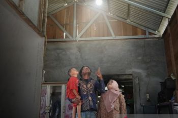 Warga penerima program LUTD PLN Kalselteng bahagia listrik menyala