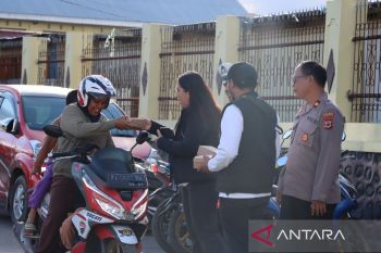 Polres-Wartawan Jayawijaya bagikan takjil ke masyarakat Wamena