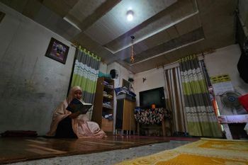 Pegawai PLN donasi untuk beri sambungan listrik gratis bagi 2.597 keluarga