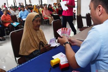 Indonesia aims to graduate 300,000 families from aid program by 2026