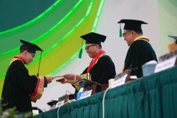 Buya Yahya diwisuda di Unissula Semarang