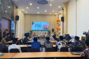 Puluhan santri ikuti "Pesantren Ramadhan Digital" di Al-Yasmin Surabaya