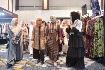 Wagub Sulsel lelang pakaiannya di ajang Trend Hijab Expo 2025