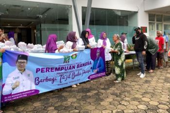 Perempuan Bangsa bahikan ratusan takjil untuk warga sekitar kantor PKB Jateng