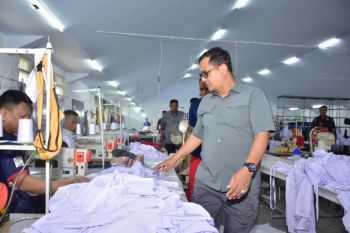 Narapidana Lapas Makassar produksi 1.400 baju seragam mahasiswa&nbsp;