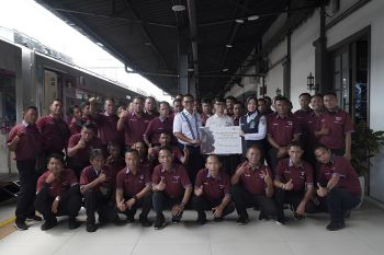 Dompet Dhuafa beri THR kepada 50 porter Stasiun KA Pasar Senen