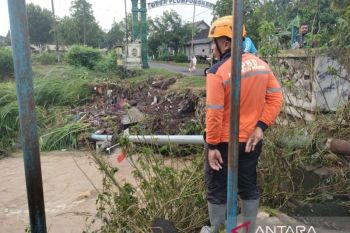 BNPB sebut satu orang hilang akibat banjir disertai longsor di Madiun