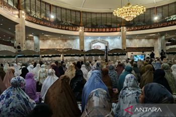 Shalat Tarawih sambil nikmati udara bebas