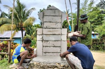 Satgas TNI bangun tugu TMMD ke-123 Kbusdori sebagai simbol gotong royong