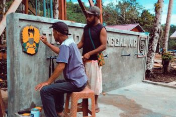 Satgas TMMD ke-123 ukir logo Kartika Eka Paksi di tugu sarana air bersih