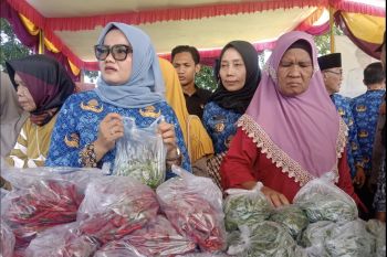 Antusiasme tinggi, pasar murah di Lampung Timur ludes diserbu warga
