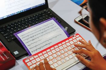 PEMPROV BUAT BULAN BAHASA BALI LEBIH DISUKAI GENERASI MUDA