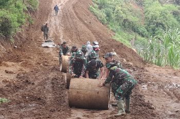 TNI Kodim Agam Dorong Gorong-Gorong Sejauh 2,4 Km Untuk Program TMMD