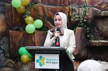Ketua Dekranasda Padang resmikan Bazar Ramadan dengan tema 1000 berkah Ramadhan