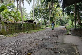 Jalan di Praya Lombok Tengah rusak, Pemkab diminta serius pembaiki