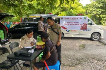 Polda NTT menggelar bakti sosial kesehatan Ramadhan gratis