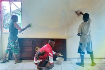 Satgas TMMD Biak lakukan penyelesaian akhir pembangunan 10 rumah warga Kbusdori