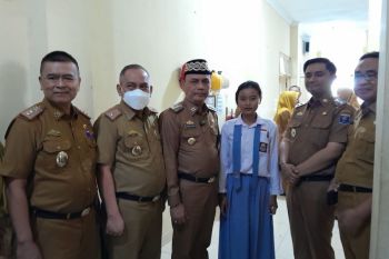 Tunggu orang tua sakit pakai seragam sekolah, Alia dapat hadiah kuliah gratis dari wali kota