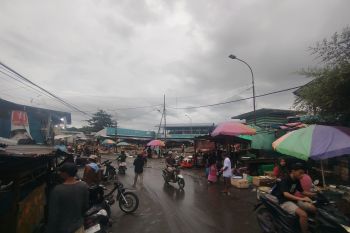 Pasar Dompu semrawut, pedagang meluber hingga sebabkan kemacetan